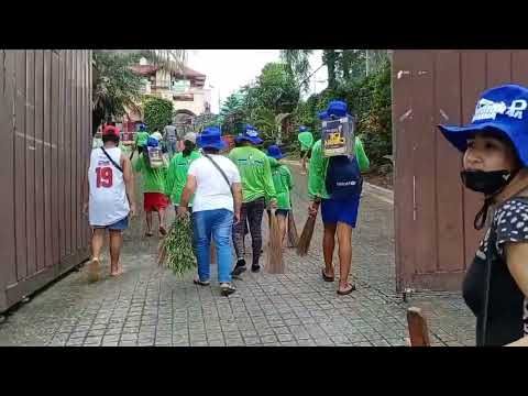 NAKATANGGAP NG BIYAYA HABANG NAGWAWALIS
