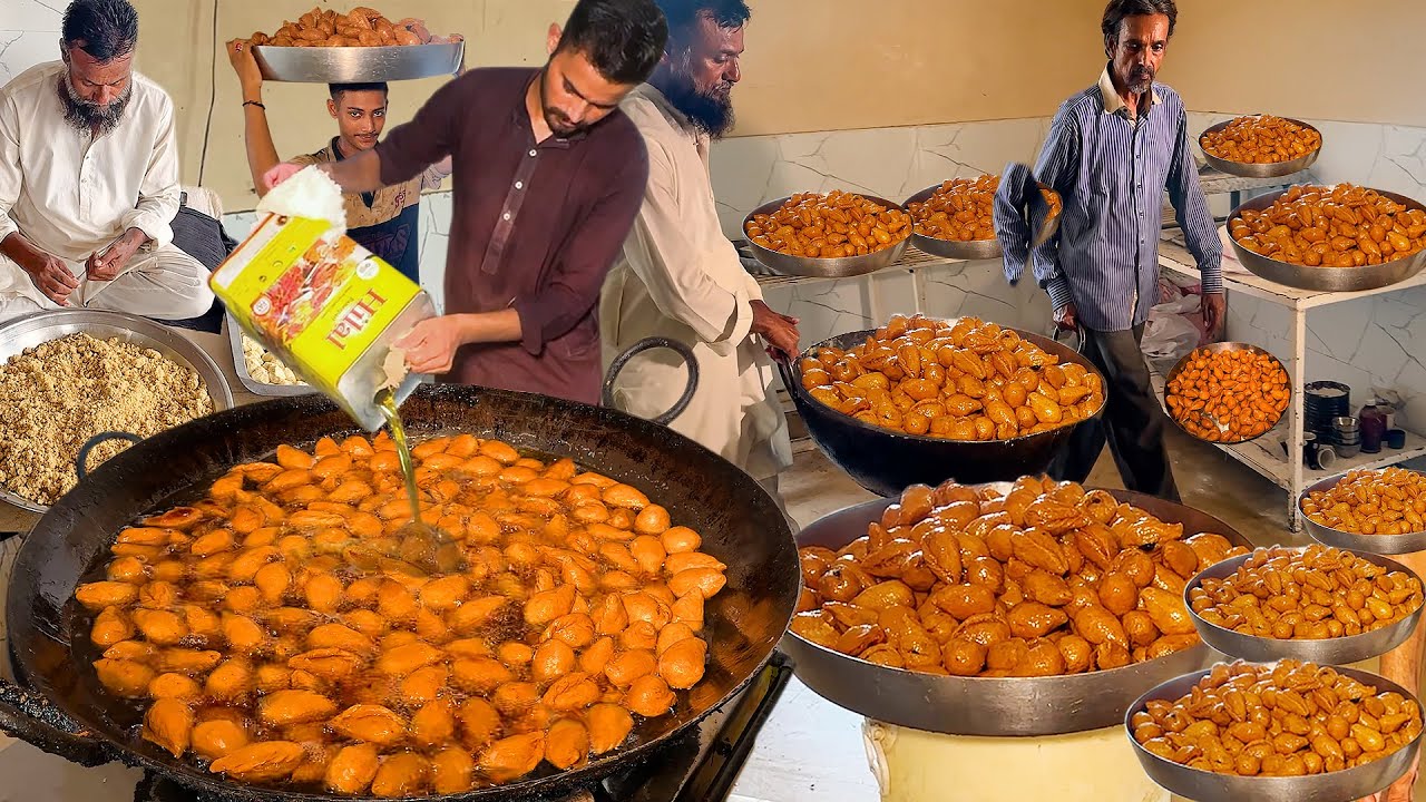 Munna Bhaiya GUJIYA Wale | Famous Indian SWEET Mawa BALUSHAHI Recipe | Pakistani Street Food