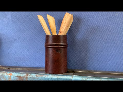 Richard Raffan turns a jarrah spatula pot for the 34th. 4-Ways project.