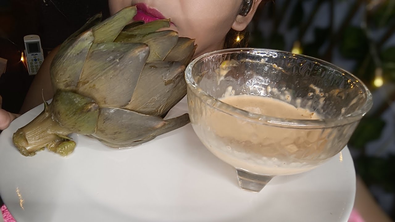 ASMR comiendo alcachofa #asmr #mouthsounds #comida 