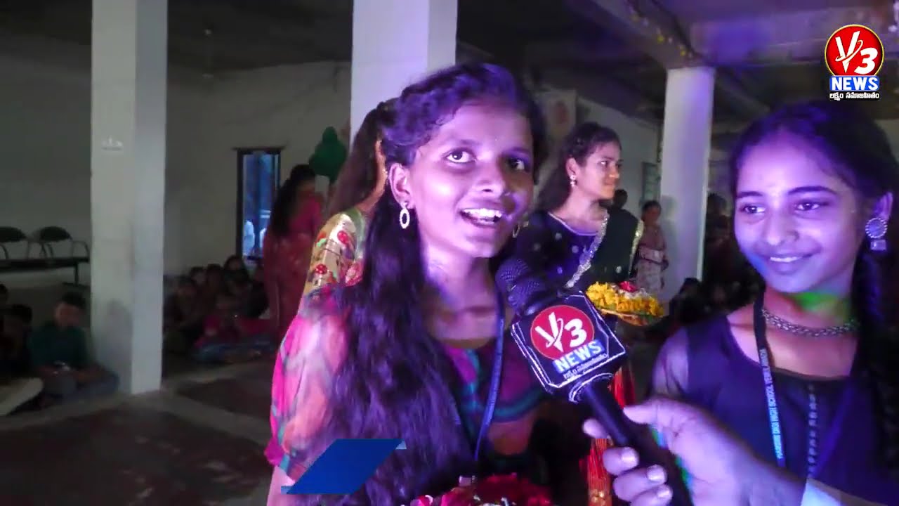 Hamsini Digi HighSchool Vemulawada విద్యార్థునుల సాంప్రదాయ వస్రాలతో బతుకమ్మ సంబరాలు  |\V3 News