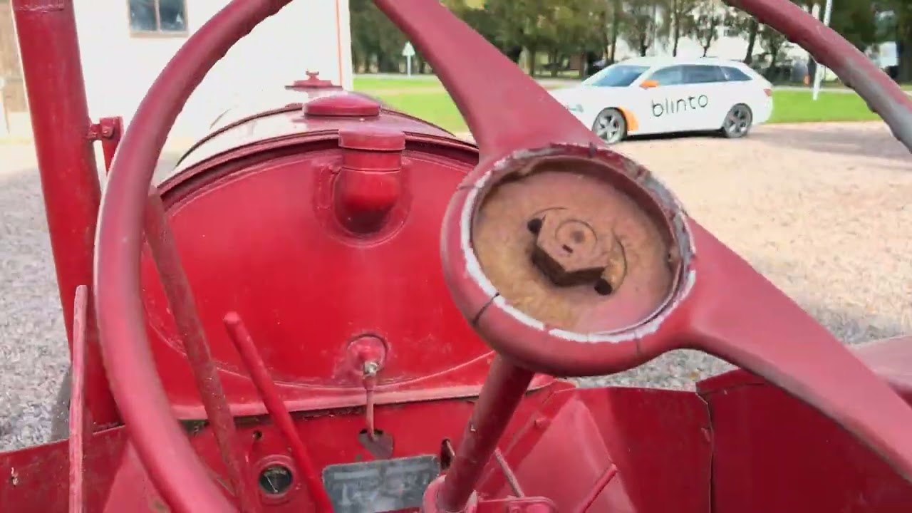 VETERANTRAKTOR INTERNATIONAL McCormick W30