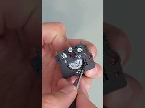 Аварийная кнопка Стоп Techpushbutton ZB2-BE102C грибовидная с фиксацией (1NC, 10A, 600V), видео 1