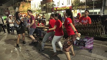 BULE JOGET MESRA BANGET -- ANGKLUNG RAJAWALI MALIOBORO YOGYAKARTA