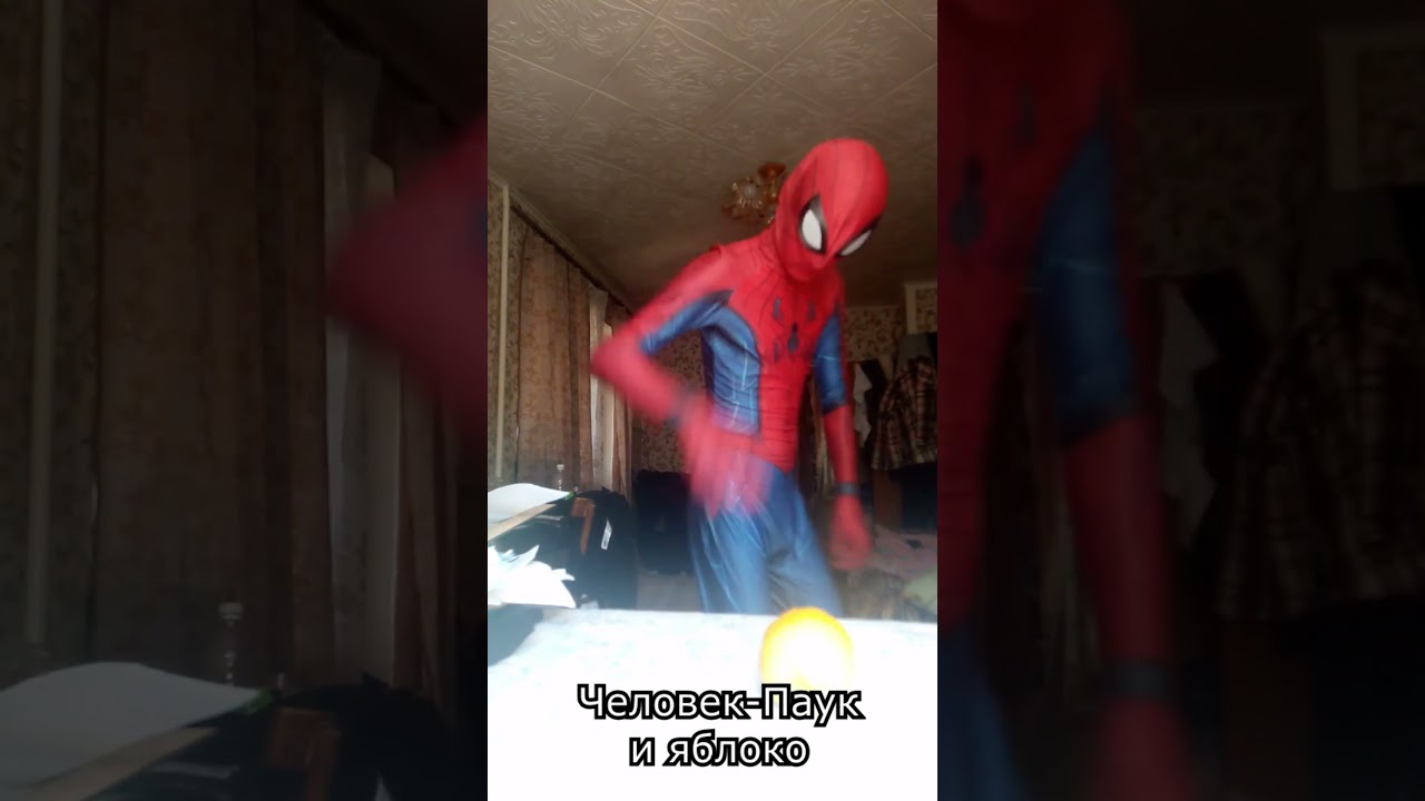 Человек-Паук режет яблоко 