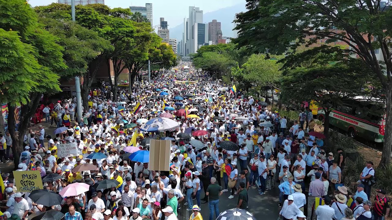 Miles protestan en Colombia contra el gobierno de Gustavo Petro | AFP ...