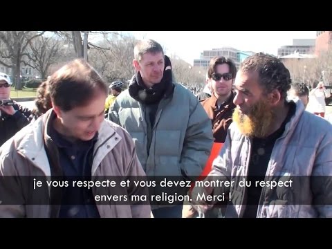 Choquant ! Un Chrétien Lance Une Croix Devant Un Musulman, Regardez Sa Réaction