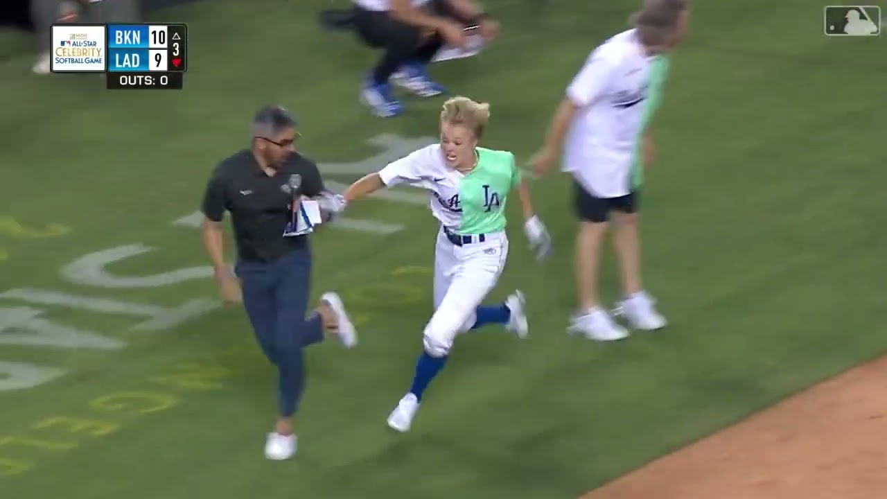 JoJo Siwa hits impressive inside-the-park home run at the 2022 All-Star  celeb softball game