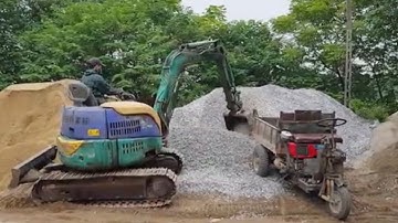 Máy xúc múc vật liệu xây dựng lên công nông ba bánh