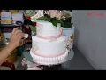 Trang trí bánh cưới 2 tầng.  2-tier wedding cake decoration