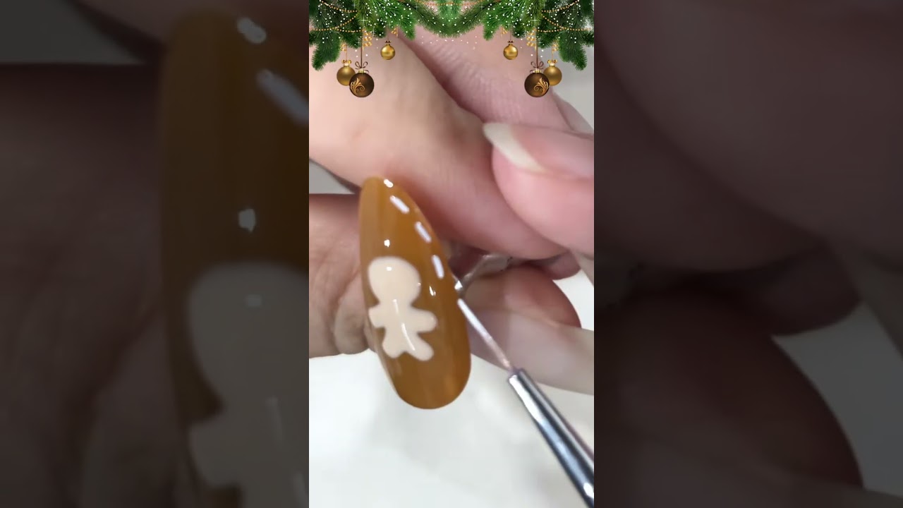 Christmas DIY: Gingerbread Man Nail Art 