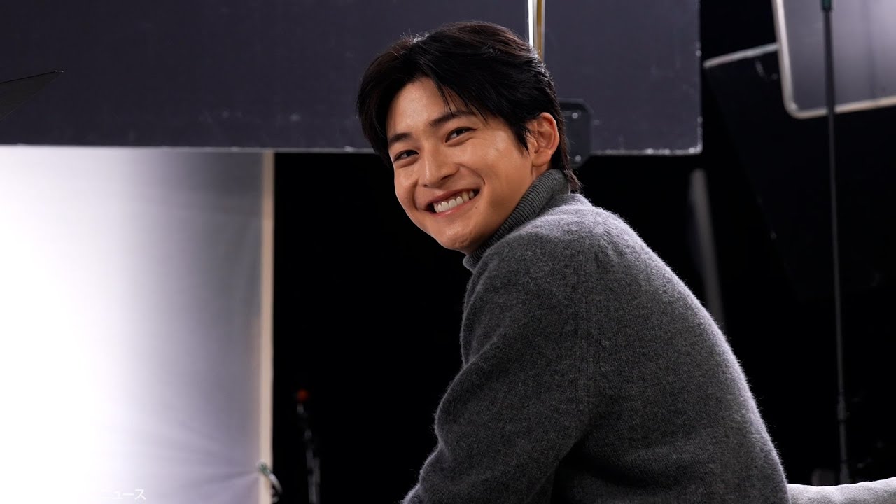 高橋文哉、撮影中メイキングカメラを見つけ笑顔全開！「ベンザブロック プレミアム」シリーズ新CMメイキング映像公開