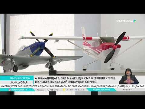 Қыздың емшегін сорады