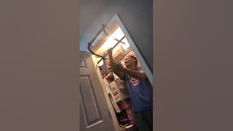Doorway Pull Up Bar Comes Off While Guy Does One Hand Pull-Ups - 1060288