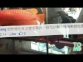 Une grand-mère cuisine un animal de compagnie pour économiser de l'énergie
