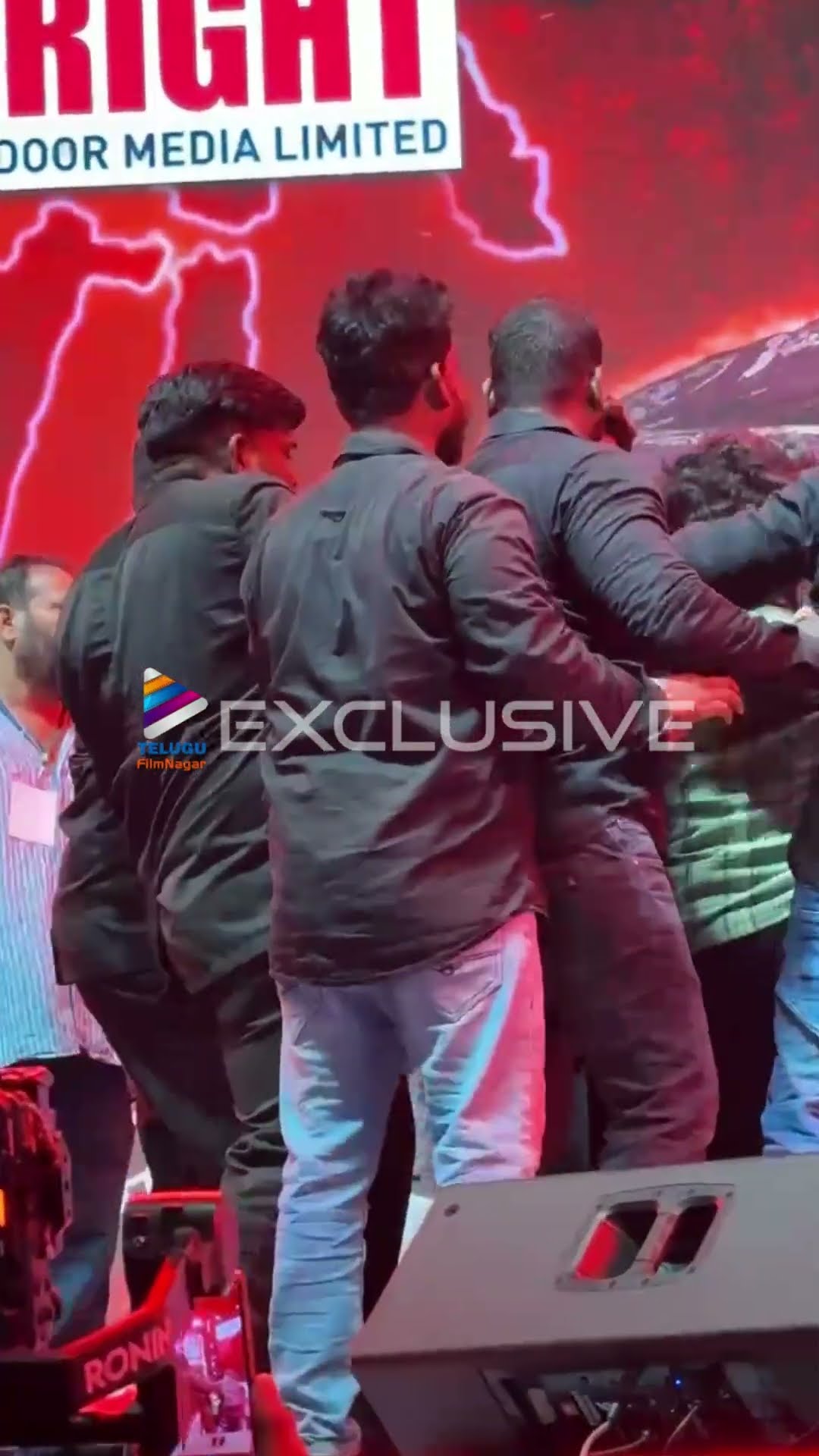 సెక్యూరిటీ ని దాటుకుని అల్లు అర్జున్ కాళ్ళ మీద పడ్డ ఫ్యాన్ | #AlluArjun | #Pushpa2TheRule | #Pushpa2