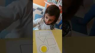 Exercício de identificação visual das formas geométricas. Alunos da educação infantil Exercício de identificação visual das formas geométricas. Alunos da educação infantil