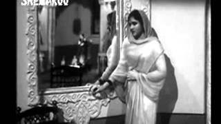  Aurat Ne Janam Diya Mardon Ko Lyrics in Hindi