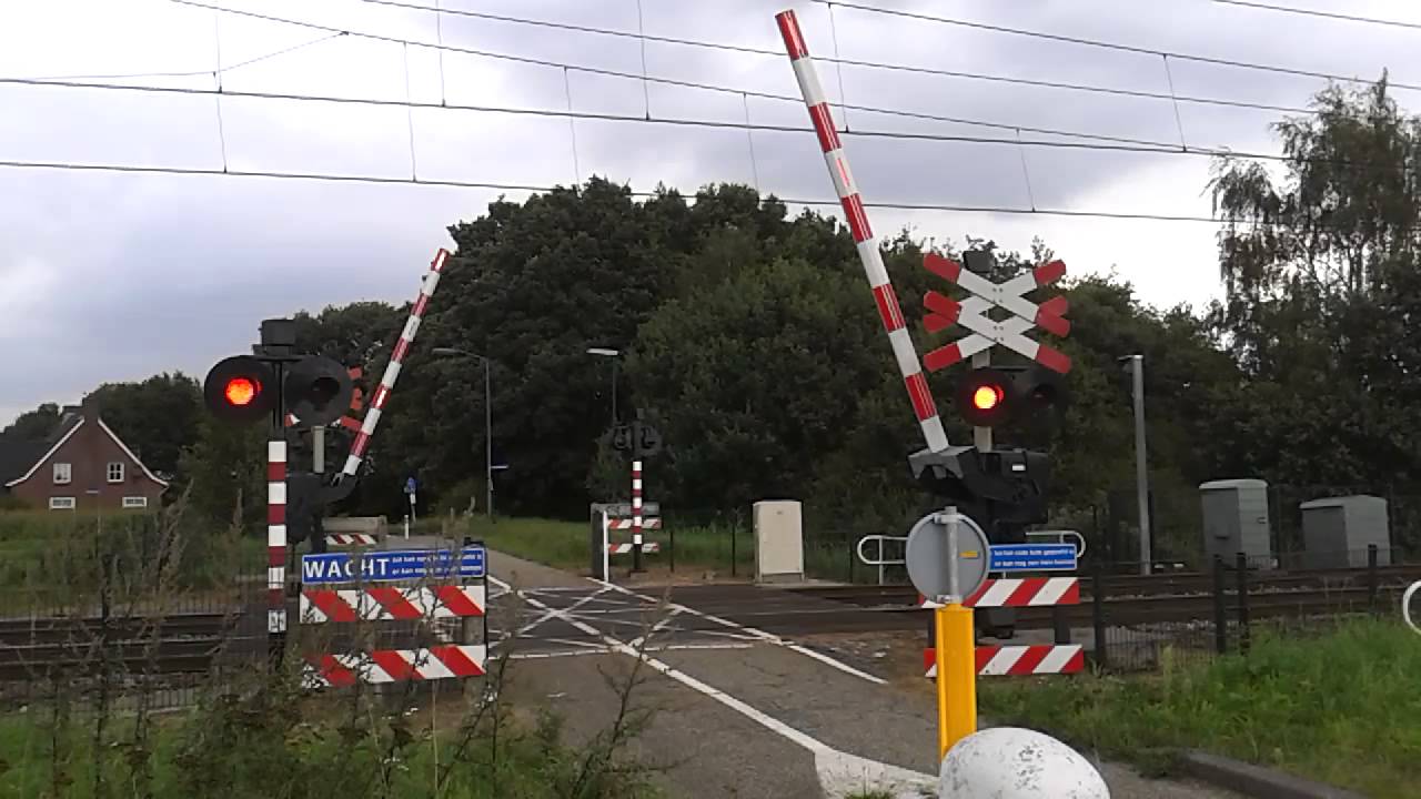 Spoorwegovergang Hulten, Broekdijk