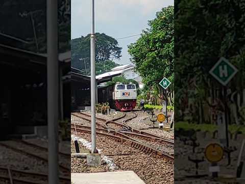 Semboyan 35 Lokomotif CC 206 di Stasiun Kereta Api #keretaapi #semboyan35 #lokomotif #cc206 #stasiun