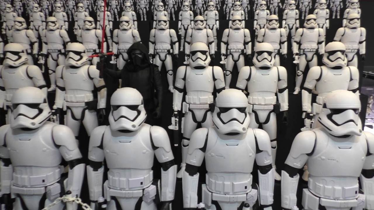 ひな壇に隊列するストームト・トルーパー： Stormtroopers lined on 