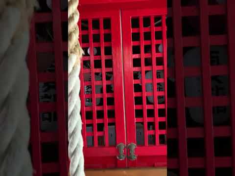 割狐塚稲荷神社の自動的に開く拝殿の扉