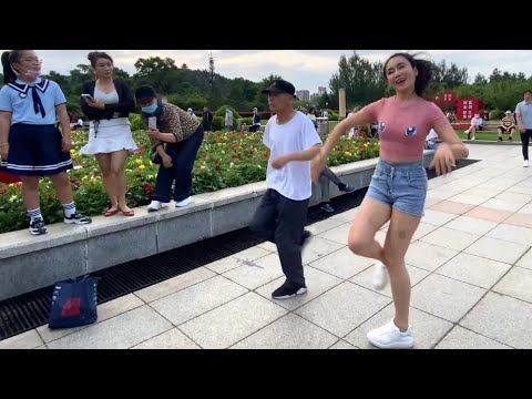 Video 丹丹和倔强的杨爷爷，经典的88步舞!你是我的草原 - youtube