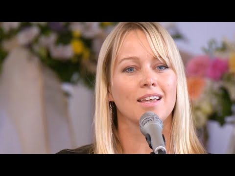 Hanne Sørvaag synger OL-sangen i Vibekes begravelse