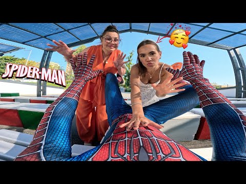 THIS CRAZY GIRL AND HER MOM WANT SPIDER-MAN TO MARRY HER (Epic ParkourPOV Romantic Love)