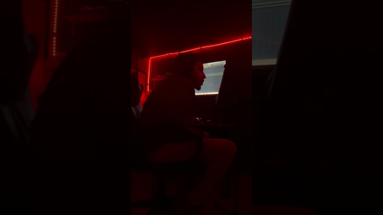 تقشيبة مع الأصدقاء هو برنامج كنهضر فيه براسي وبالطريقة لي كنفكّر بها رساله لشباب أسفي ✊🏻