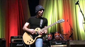 Joe Satriani plays Satch Boogie on a Les Paul! No whammy bar! | Les Paul Tribute