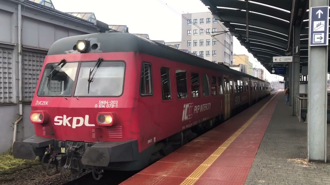 SN84-003 "Żuczek" jako pociąg TLK "SUDETY" odjeżdża z Katowic.