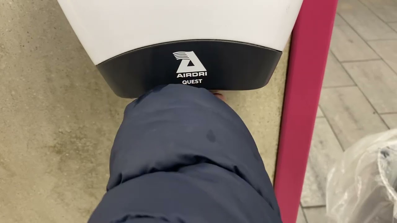 Airdri Quests at Roadshef in Rownhams services westbound M27 🚹