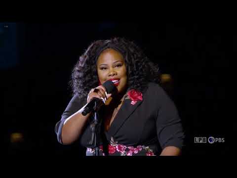 Video: Amber Riley netto waarde: Wiki, Getroud, Familie, Trou, Salaris, Broers en susters