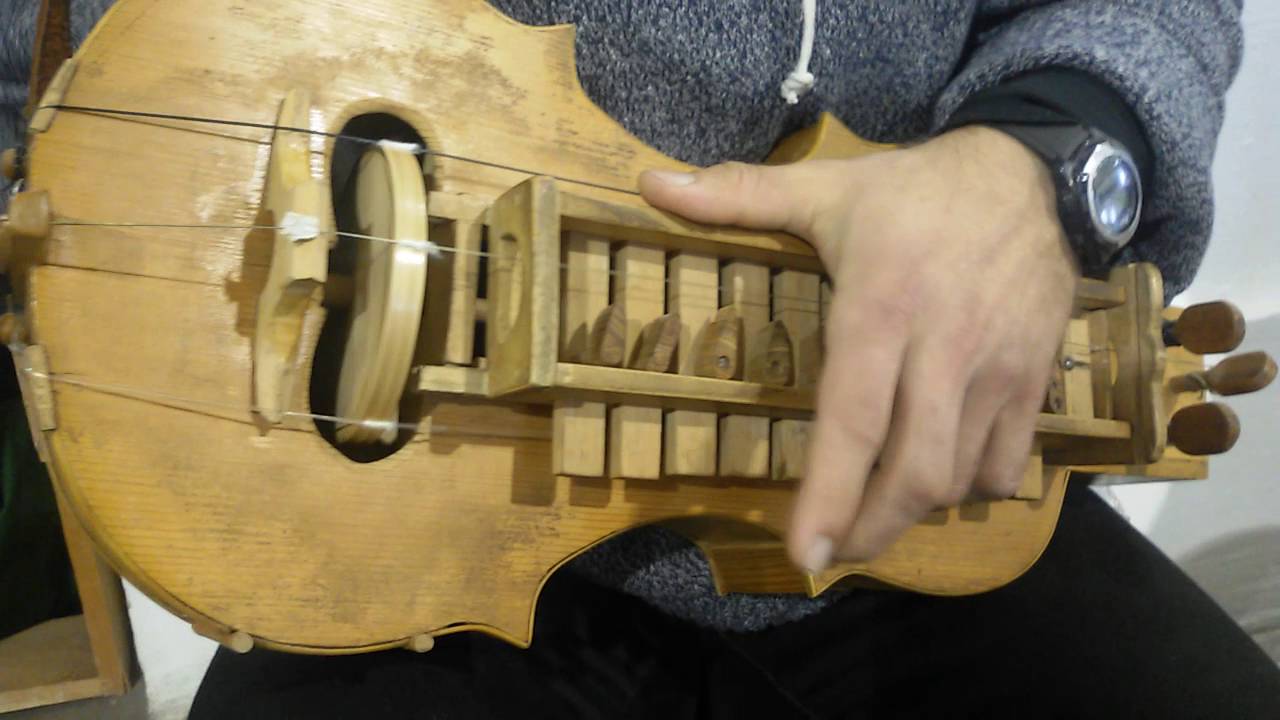 Украинский народный инструмент лира в руках мастера, который его ...