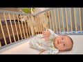 溺愛する赤ちゃんと分離され、納得のいかない表情で覗く愛犬がこちらです・・・笑