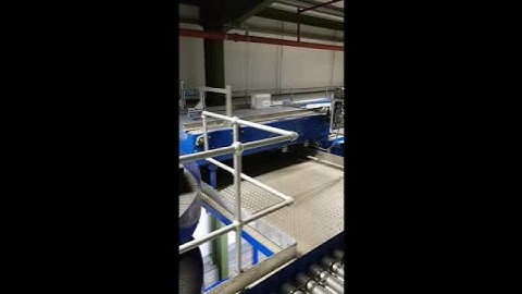 Sorting boxes in warehouse to different robot palletisers