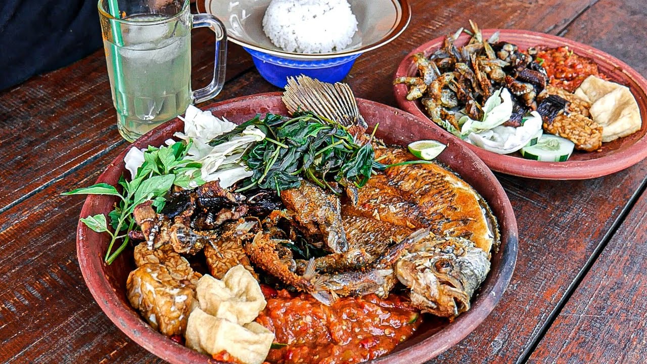 WARUNGE NYELEMPIT PINGGIR KALI TAPI PELANGGANYA SAMPAI LUAR KOTA - Sambel Wader Cak Mail