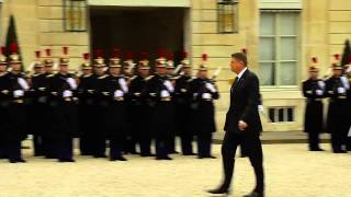 Marti, 10 februarie 2015: Presedintele Klaus Iohannis este intampinat la Palatul Elysee de presedintele Francois Hollande