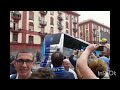 Calcio Napoli arrivi e partenze bus squadra - i tifosi incitano la squadra la invitano a vincere