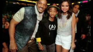 Selena Gomez Wins Favorite TV Actress at the Kids Choice Awards(2011)