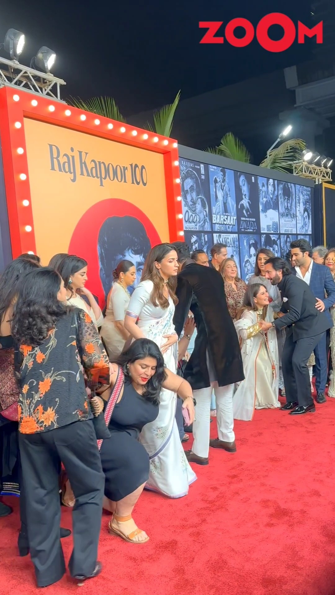 Saif Ali Khan HELPS Kareena Kapoor to stand after she kneels down to pose for family photo ? #shorts