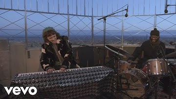 Norah Jones - Run Rudolph Run (Live At The Empire State Building)