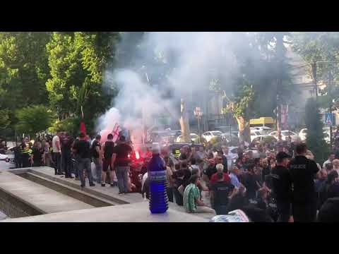 \"თბილისი პრაიდის\" მოწინააღმდეგეებმა და ქართული მარშის წევრებმა ლგბტ დროშა დაწვეს