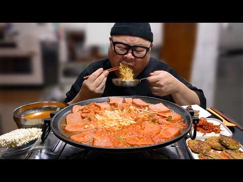 한파에는 뜨끈한 부대찌개에 <strong>라면사리</strong> ㅇㅈ? 어 ㅇㅈ│Spicy Sausage Stew Mukbang Eatingshow