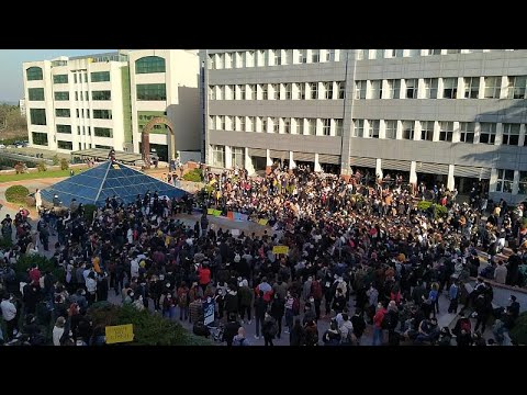Boğaziçi Üniversitesi'nde rektör protestosu: Polis üniversitenin kapısına kelepçe taktı