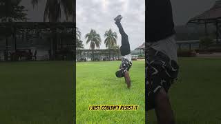 ?? Handstand on a wet lawn youtubeshort workoutvideo bodybuilding fitnessaddict