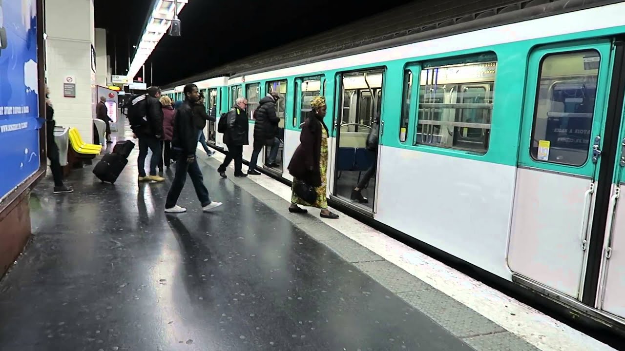 Paris Metro: Gallieni Station Line 3 26 November 2015 - YouTube