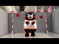 くまモンハンドボールのゴールの前でポーズ②