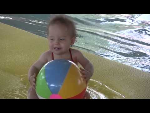 Vidéo: 7 Raisons De Venir à La Piscine Avec Bébé